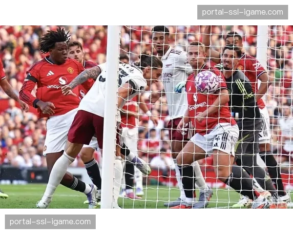 特写：曼联门将奥纳纳神勇扑出点球，点燃老特拉福德