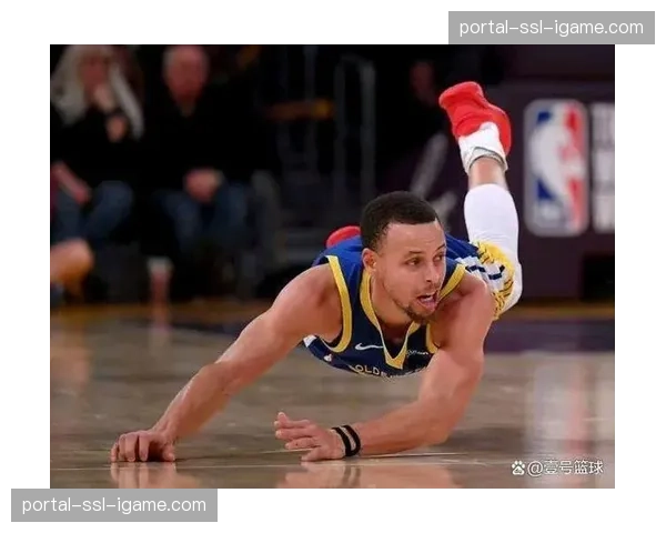 特写瞬间：库里借鲁尼“ elevator door”电梯门战术摆脱，命中压哨三分